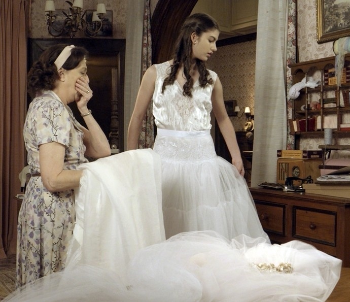 Agosto.2016 - Muito ansiosa para seu casamento com Osório (Arthur Aguiar), a jovem Gerusa (Giovanna Grigio) se emociona tanto ao experimentar o vestido de noiva que até desmaia - Reprodução/GShow