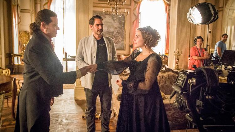 Vinícius Coimbra dirige Felipe Camargo e Letícia Colin em cena de "Novo Mundo" - Paulo Belote/TV Globo - Paulo Belote/TV Globo