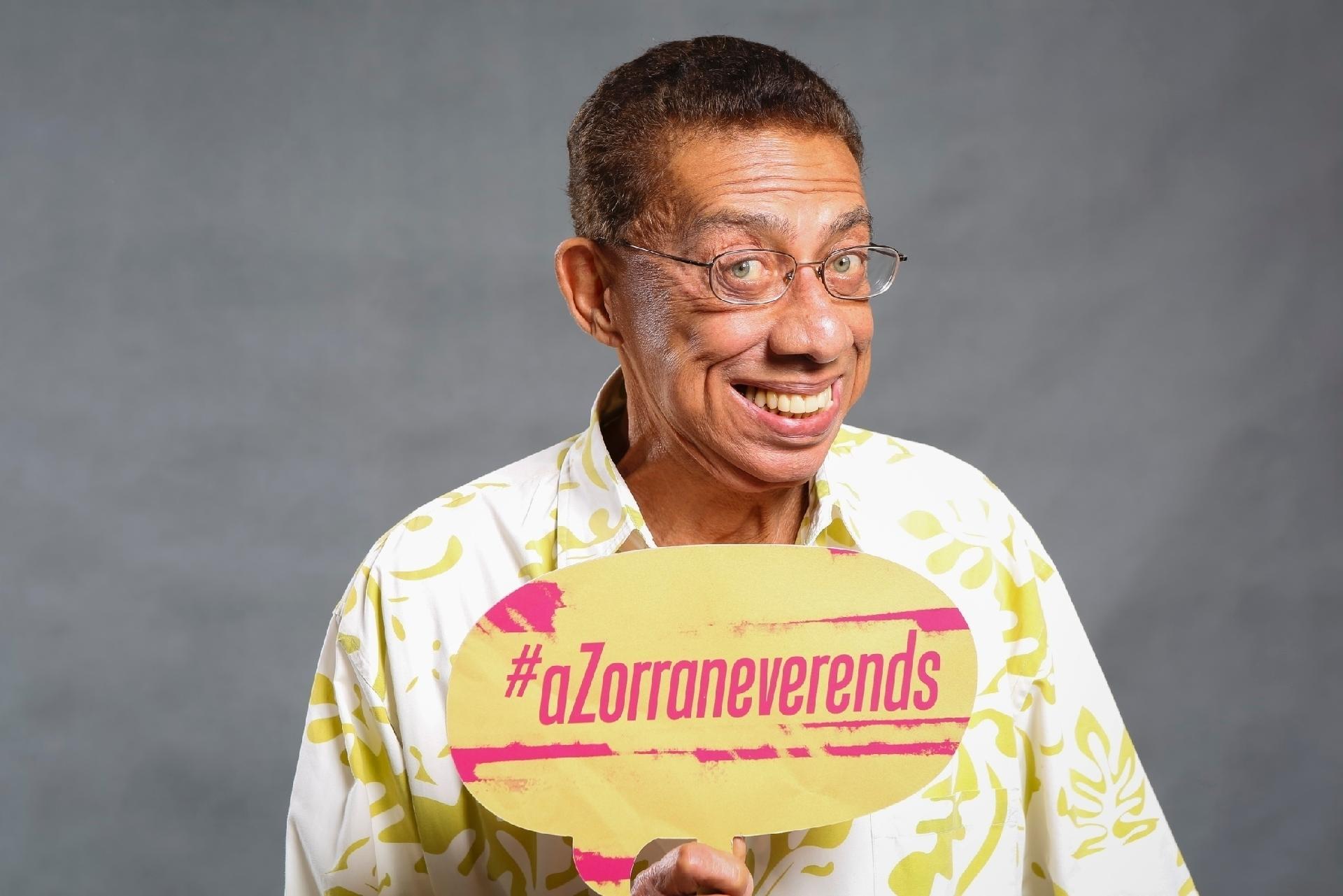 Paulo Silvino nos Estudios Globo durante divulgação do "Zorra", em abril de 2016 - Divulgação/TV Globo