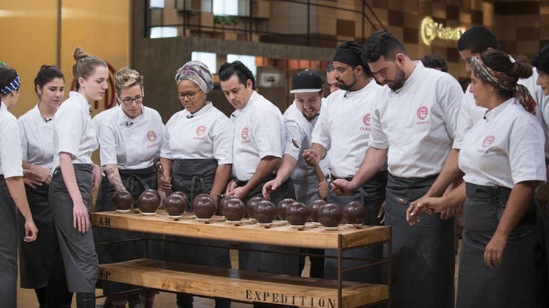 A Band estreou na noite desta terça-feira (5) a segunda temporada de "MasterChef - Profissionais". São 16 participantes ao todo, já com boa experiência no mercado, que irão concorrer ao prêmio de R$ 200 mil e uma viagem aos Emirados Árabes - Reprodução/TV Bandeirantes
