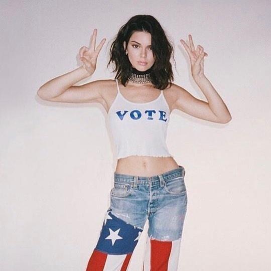 A top Kendall Jenner escolheu uma versão mais comedida - Reprodução/Instagram/@kendalljenner