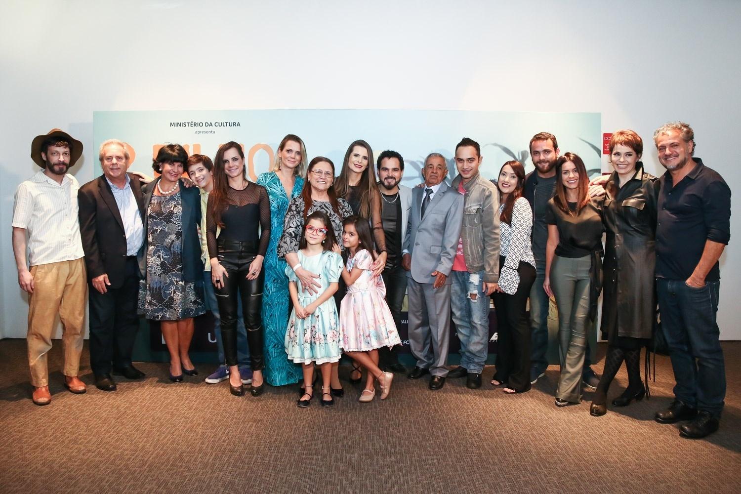 Os irmãos Zezé Di Camargo e Luciano reuniram nesta segunda-feira (2) amigos e familiares para a pré-estreia de "2 Filhos de Francisco - O Musical", no teatro Cetip, no complexo Tomie Ohtake, em São Paulo - Marcos Ribas/Brazil News