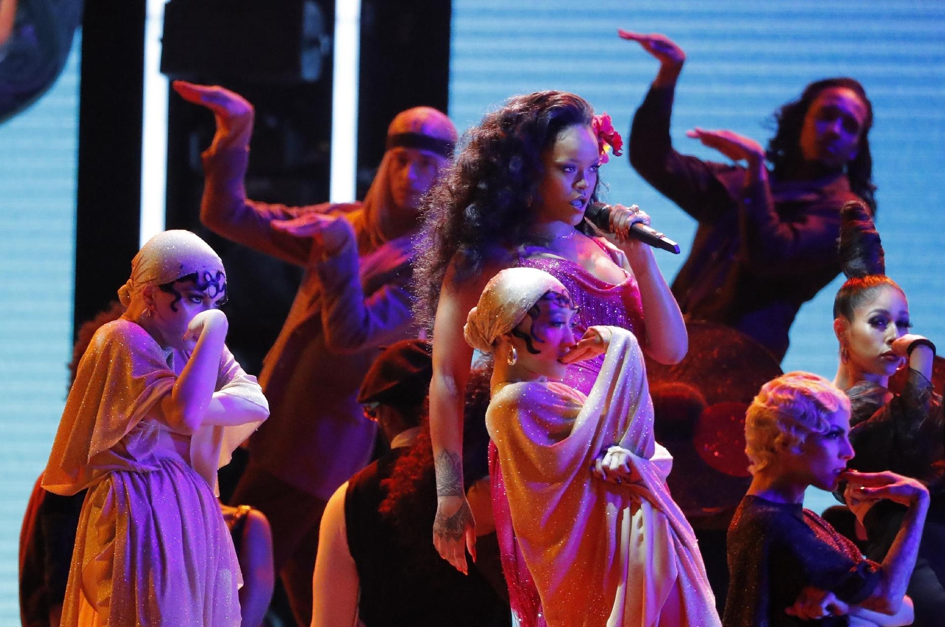 Rihanna faz performance arrasadora da música "Wild Thoughts" no Grammy 2018 - Timothy A. Clary/AFP