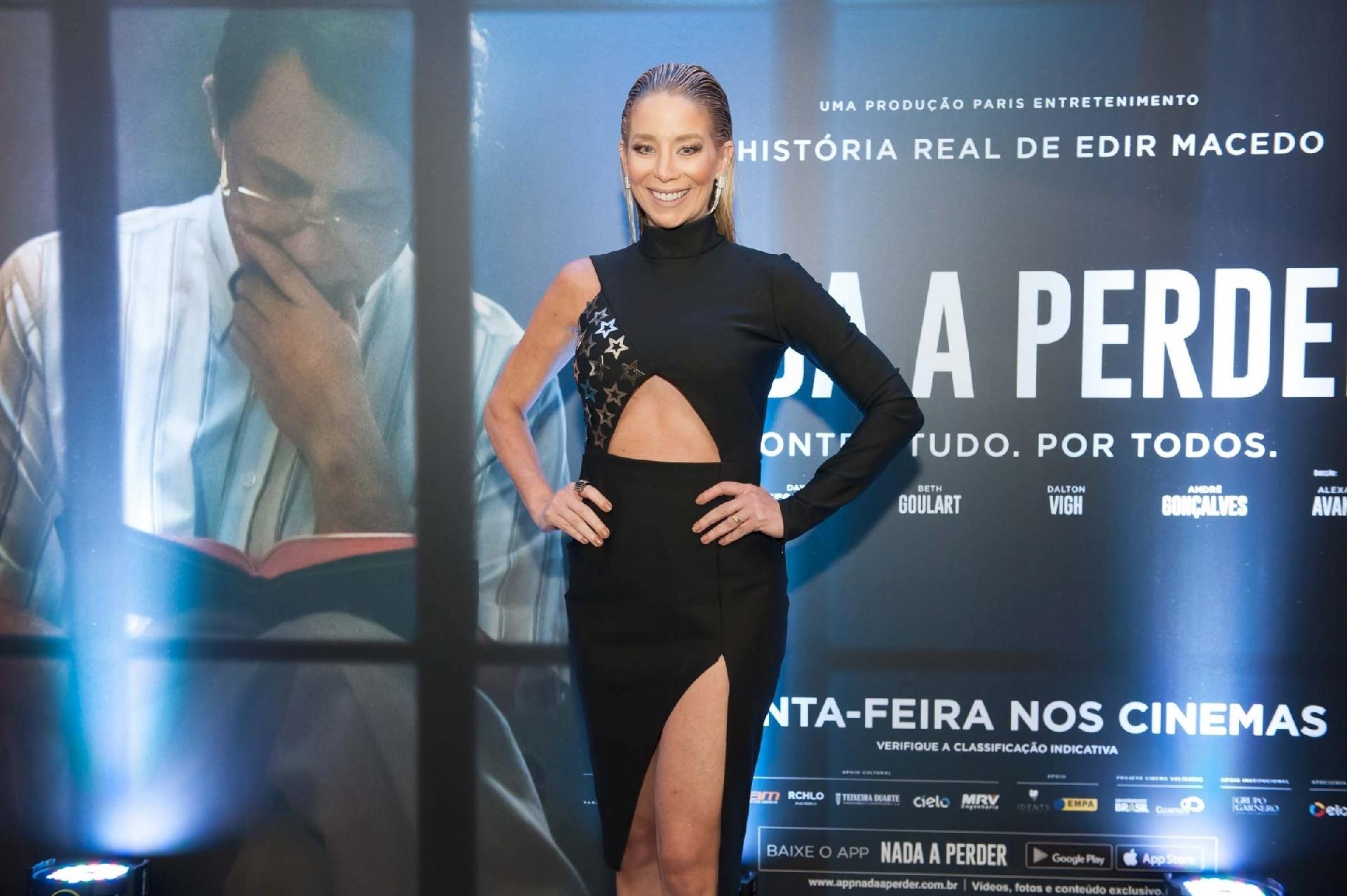 Dani Winits prestigia première de "Nada a Perder - Contra Tudo. Por Todos", cinebiografia autorizada do bispo evangélico Edir Macedo, com um vestido ousado. A peça deixou à mostra a barriga da atriz e tinha uma fenda na perna - Samuel Chaves/Brazil News