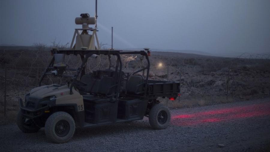 Veículo patrulheiro autônomo do Exército dos EUA circula em deserto no Djibuti - Sgt. Eric Summers/U.S. Air Force