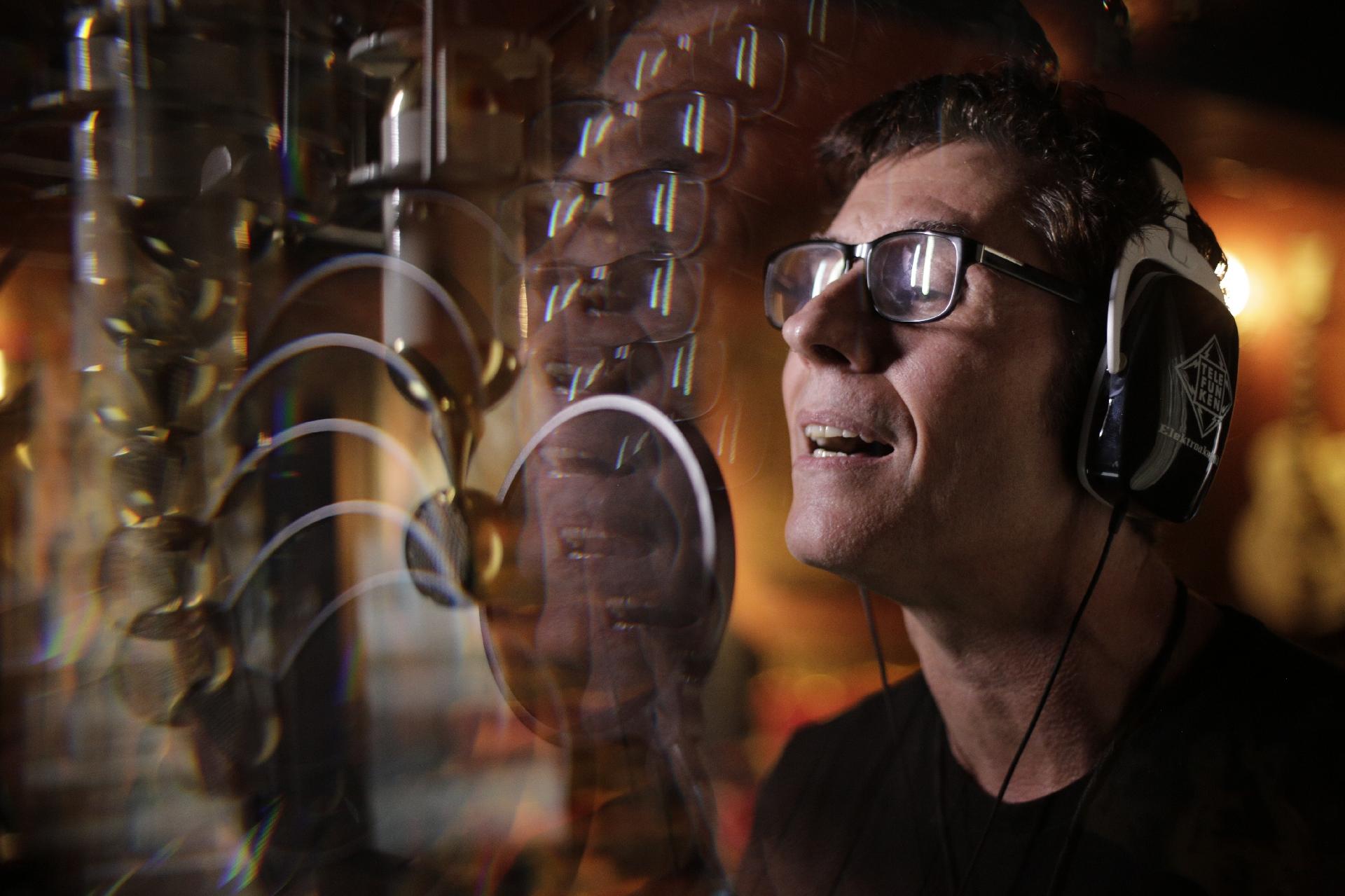 Dinho Ouro Preto, vocalista do Capital Inicial, durante a gravação do 14º álbum de inéditas da banda, "Sonora" - Bruno Trindade/b+ca