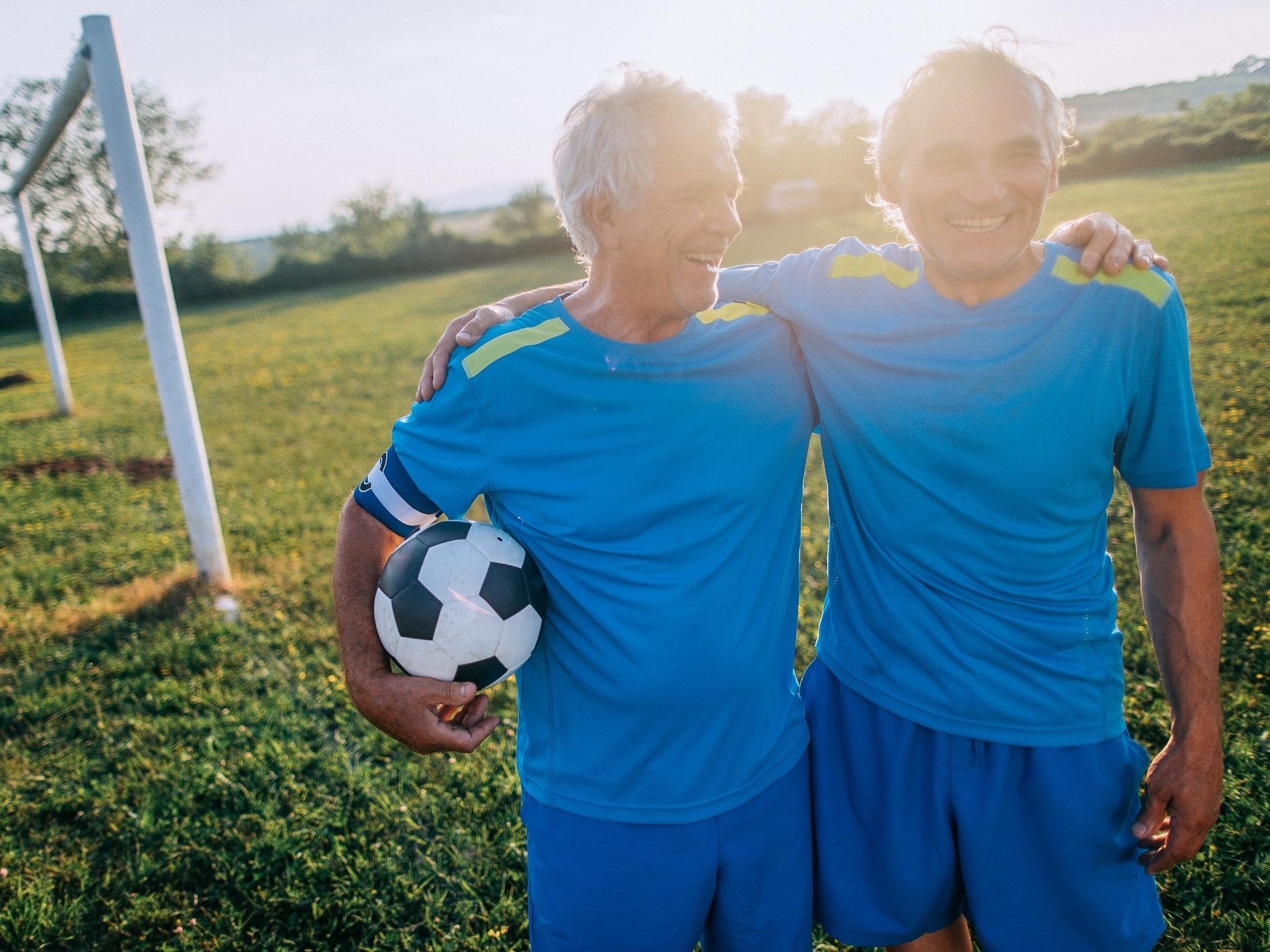 Idoso Jogar Futebol Livre Ele Leva Estilo Vida Saudável Ativo