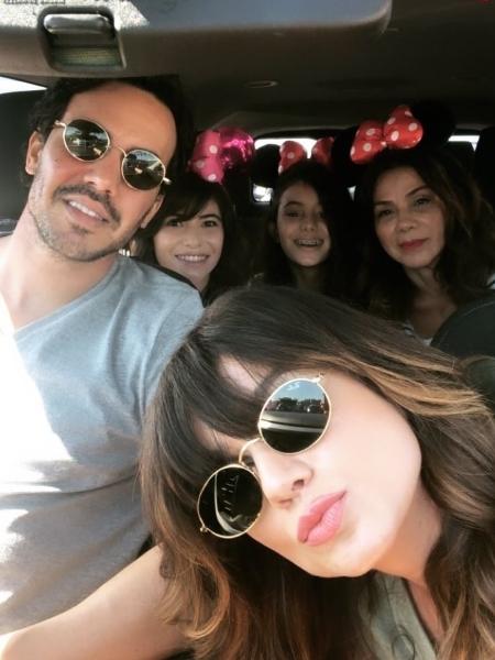 Paula Fernandes faz selfie com a família e namorado Gustavo Lyra - Reprodução/Instagram/@paulafernandes - Reprodução/Instagram/@paulafernandes