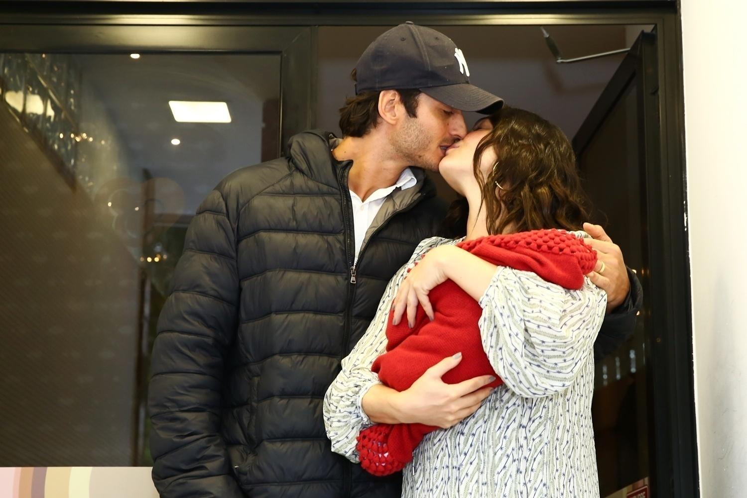 Isis e André trocaram beijos e abraços na saída da maternidade. Rael nasceu nesta segunda-feira (19) com 51 centímetros e pesando 3.380 Kg - Roberto Filho/Brazil News