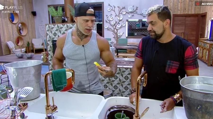 Léo Stronda conversa com Evandro Santo na cozinha de "A Fazenda 10" - Reprodução/PlayPlus