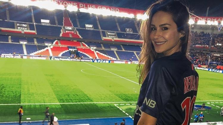 Dani assistiu um jogo do Paris Saint-Germain com a camisa 10 de Neymar no estádio do clube  - Reprodução/Instagram/@danosachetti - Reprodução/Instagram/@danosachetti
