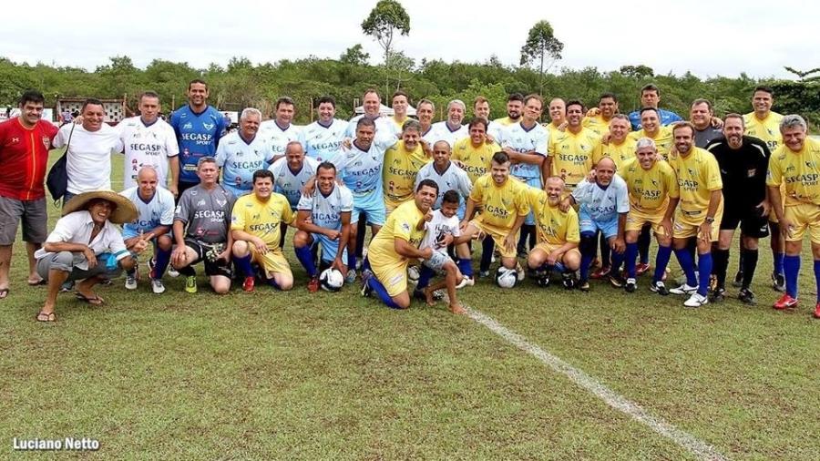 A clássica foto dos times para o jogo beneficente de Odinei Ribeiro em Itanhaém - Arquivo pessoal
