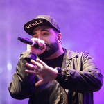 O vocalista Panda, do grupo La Raza, conduziu a primeira parte do show em homenagem ao Charlie Brown Jr no Vale do Anhangabaú, em São Paulo - Diego Padgurschi/UOL