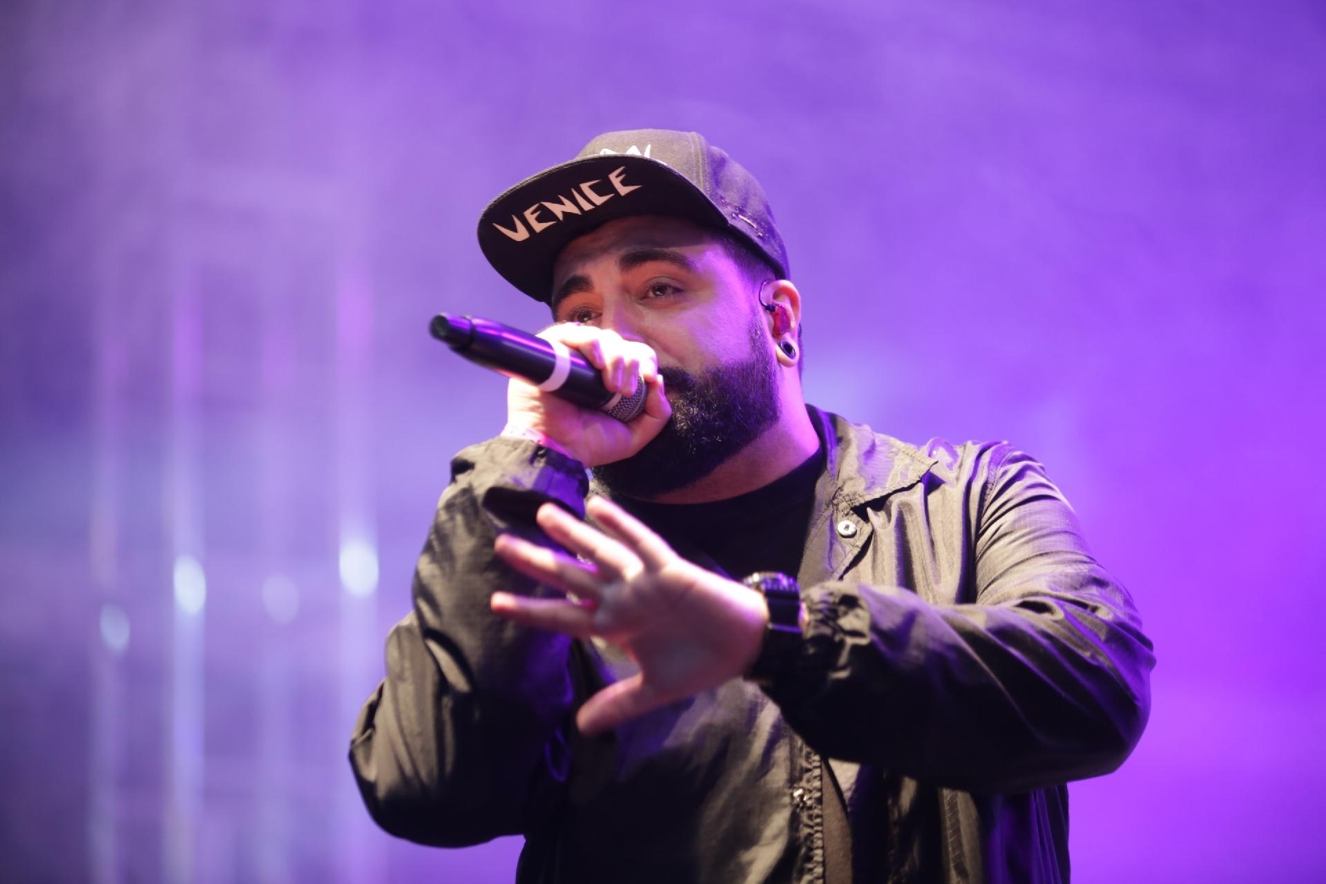 O vocalista Panda, do grupo La Raza, conduziu a primeira parte do show em homenagem ao Charlie Brown Jr no Vale do Anhangabaú, em São Paulo - Diego Padgurschi/UOL