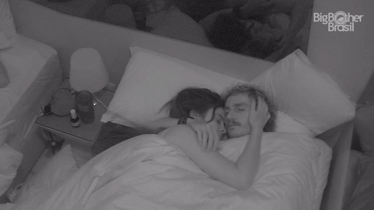 Alan e Hana dormem juntos em noite pré-Paredão