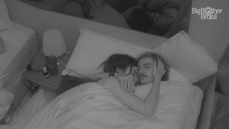 Alan e Hana dormem juntos em noite pré paredão - Reprodução/GloboPlay