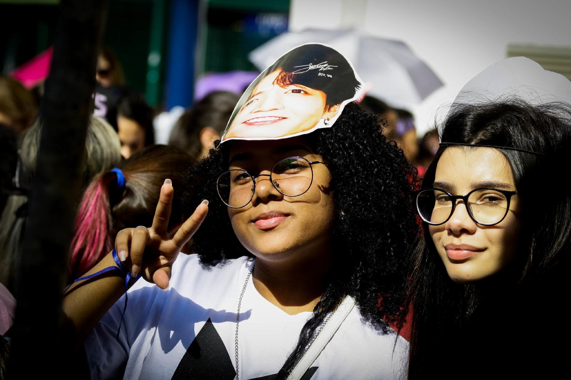 Milhares de fãs se aglomeram no lado de fora do Allianz Parque, zona oeste de São Paulo, à espera do show do BTS - Aloisio Maurício/Fotoarena/Estadão Conteúdo