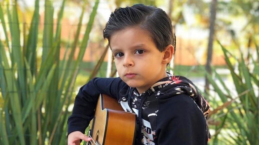 Bernardo, filho caçula de Cristiano Araújo, aparece tocando violão em foto postada pela mãe - Reprodução/Instagram