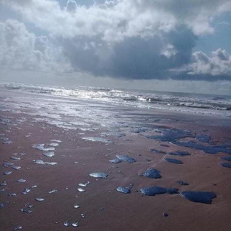A praia de Ponta dos Mangues, no Sergipe, é uma das atingidas pelas manchas de óleo no litoral do Nordeste - Brenda Dantas/Divulgação