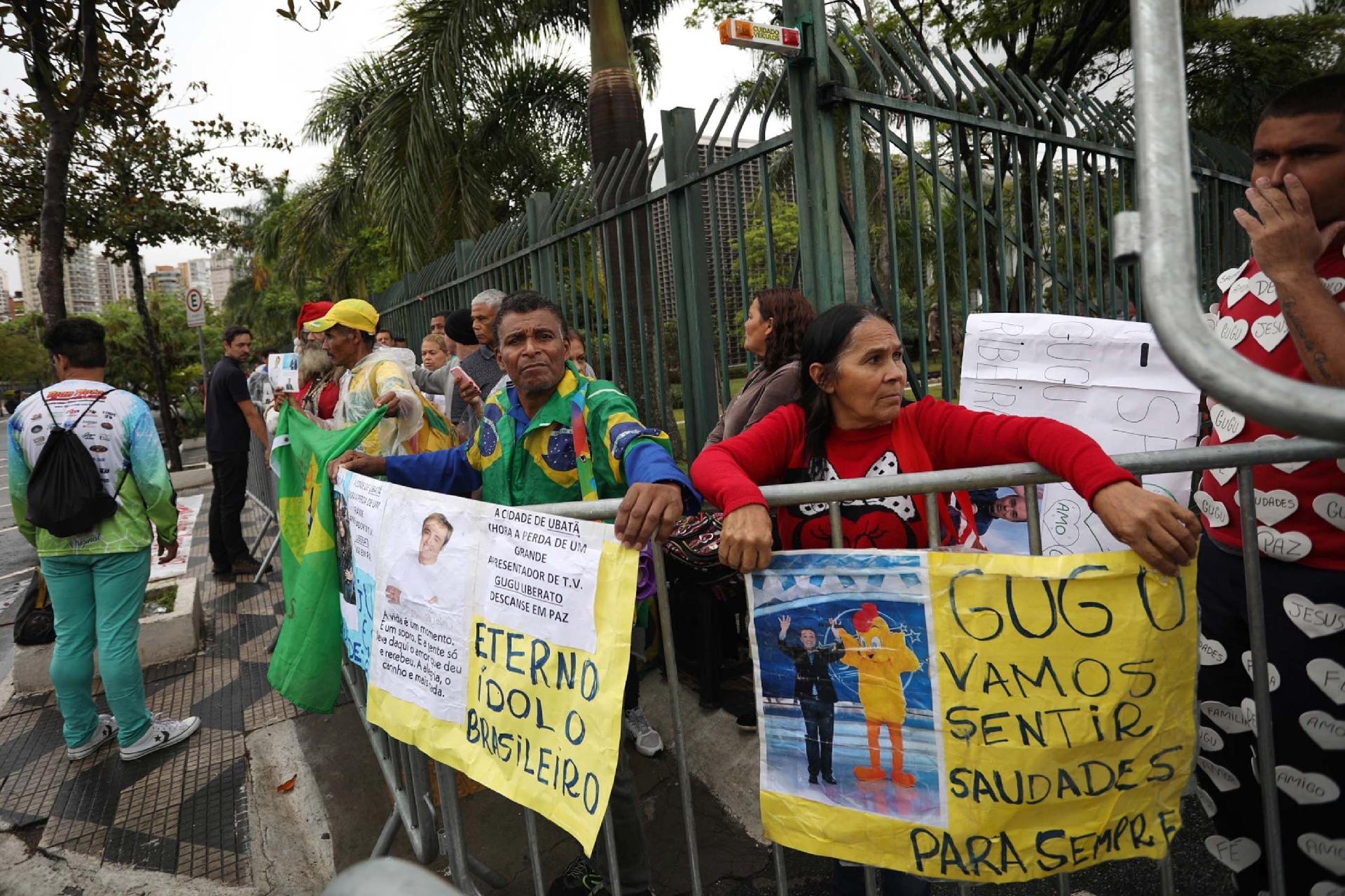 Cartazes em homenagem a Gugu Liberato falavam em "saudades para sempre" - RENATO S. CERQUEIRA/FUTURA PRESS/ESTADÃO CONTEÚDO