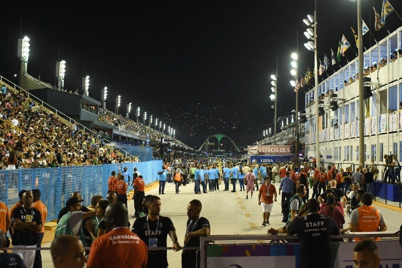 "O poder que emana do alto da pedreira tem alma justiceira e garra de leão", diz o enredo da Estácio - Lucas Landau/UOL