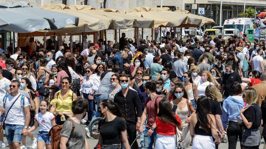 Multidão vai às ruas em Nápoles, na Itália, após a reabertura - Getty Images