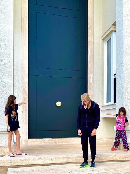 Rodrigo Faro e as filhas em frente a sua casa - Reprodução/Instagram