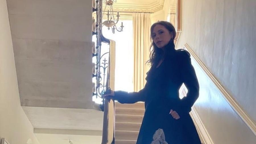 Victoria Beckham posa na escadaria de mansão de R$ 230 milhões - Reprodução/Instagram