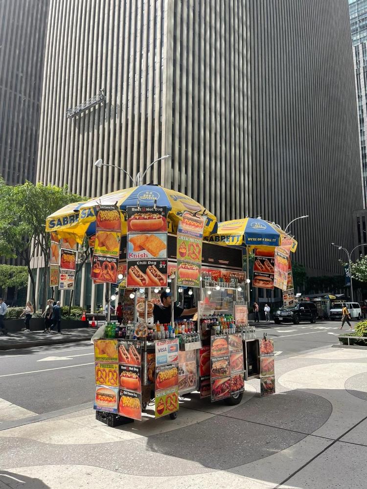 O carrinho de cachorro-quente hoje é uma instituição das ruas de Nova York (foto) -- e do mundo todo