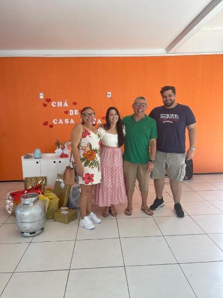Aline Castro com os padrinhos e o noivo (à direita) ganhou um botijão de gás no chá de panela - Arquivo pessoal