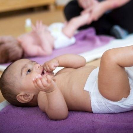 A massagem para bebês está se tornando popular em outros lugares agora — e os pais podem fazer cursos em vários países - Getty Images