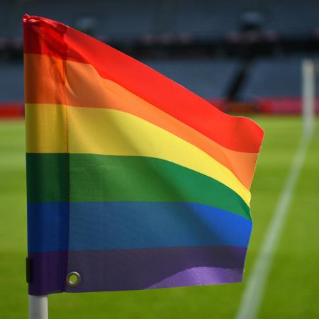 Bandeirinha de futebol com as cores do arco-íris, símbolo LGBTQIA+ - imagean/Getty Images/iStockphoto