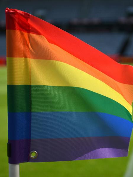Bandeirinha de futebol com as cores do arco-íris, símbolo LGBTQIA+ Bandeirinha de futebol com as cores do arco-íris, símbolo LGBTQIA+