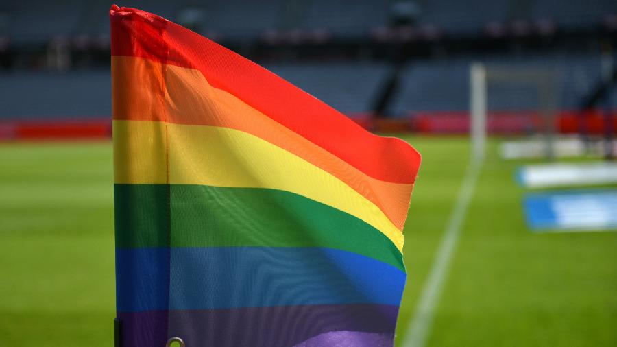 Bandeirinha de futebol com as cores do arco-íris, símbolo LGBTQIA+ - imagean/Getty Images/iStockphoto
