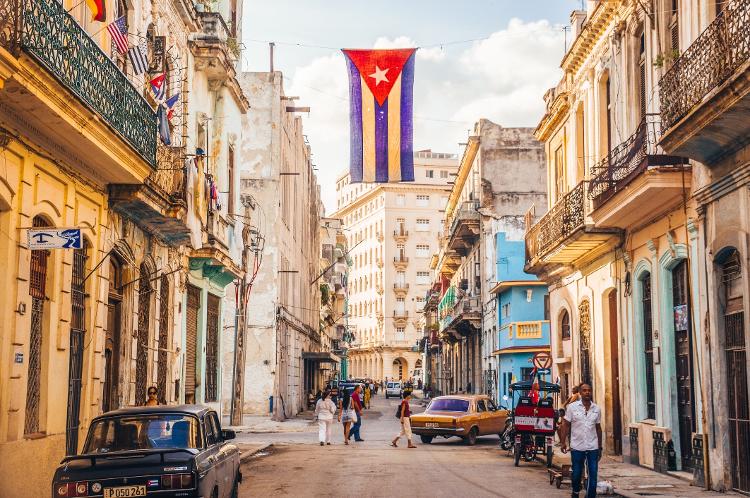 Rua de Havana decorada com a bandeira da ilha - julianpetersphotography/Getty Images - julianpetersphotography/Getty Images