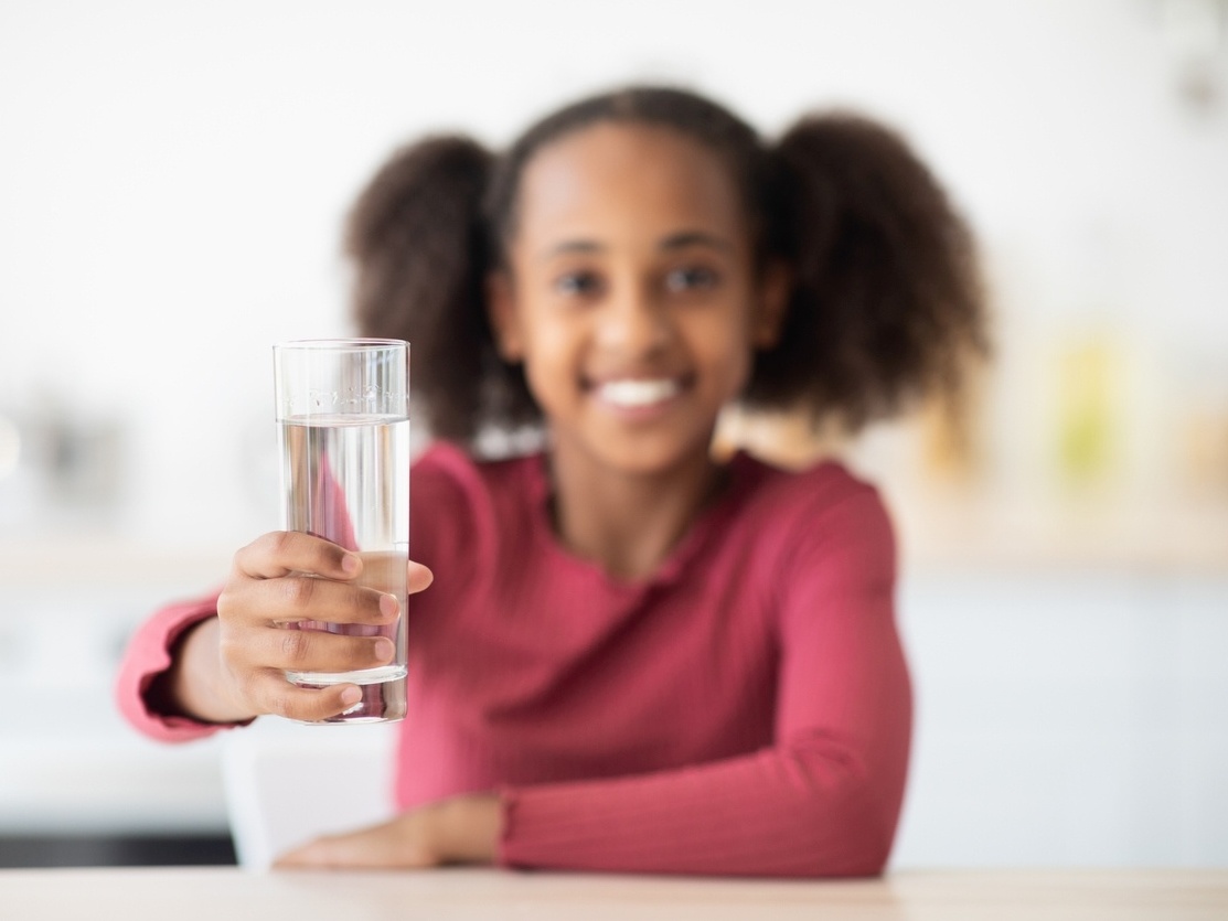 O que acontece com o corpo se bebermos 8 copos dágua por dia?