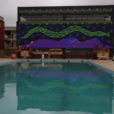 Mural de Daiara Tukano na piscina do CEU Parque Novo Mundo