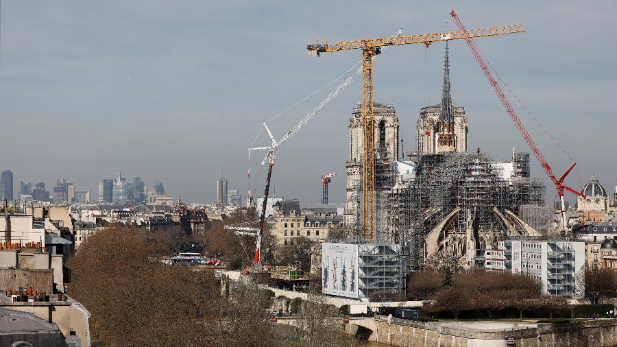 A nova torre da Catedral de Notre-Dame foi revelada após trabalhos de restauração que levaram cinco anos, como foi vista na imagem de 14 de março de 2024