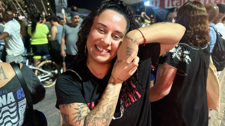 Juliana Farias, 27, atriz, mostra tatuagens em homenagem a Madonna