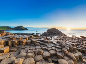 'Lindamente bizarra' e capa de disco, praia 'Calçada do Gigante' encanta