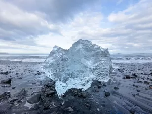 Praia de Game Of Thrones tem 'diamantes', areia preta e até luz mágica