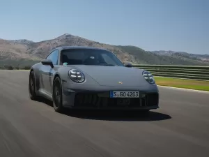 Porsche 911 se rende à era dos híbridos e abandona tradições de 60 anos
