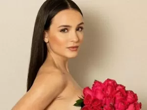 Larissa Manoela posa de topless e com flores para campanha do Outubro Rosa