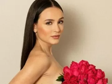 Larissa Manoela posa de topless e com flores para campanha do Outubro Rosa