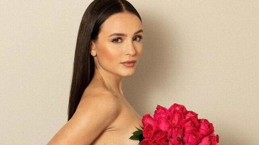 Larissa Manoela posa de topless em fotos campanha do Outubro Rosa