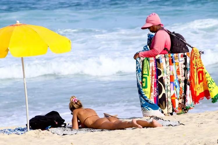 Yasmin Brunet foi vista em praia no Rio Yasmin Brunet foi vista em praia no Rio