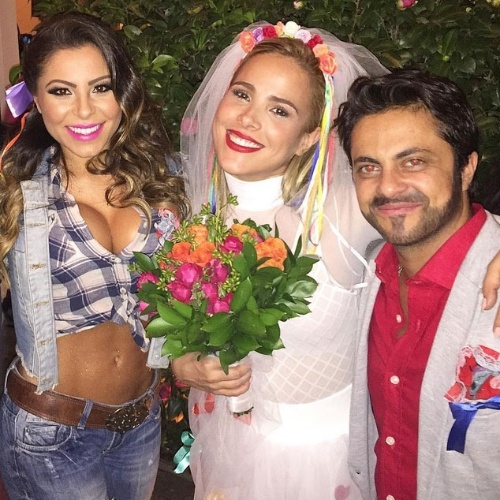 22.jul.2015 - Vestida de noiva, Wanessa posa com Andressa Ferreira e Thammy Miranda na festa junina das revistas "Quem" e "Glamour" em São Paulo