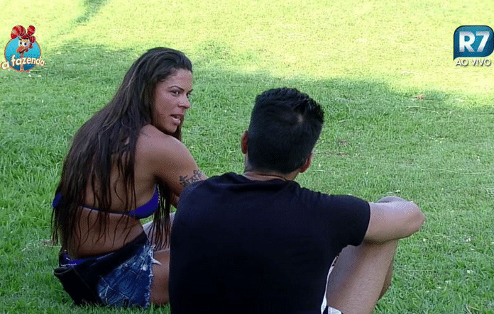 14.out.2015 - Rebeca Gusmão admite que escondeu as fotos de Mara Maravilha: "Ela vai ter que sair para ver quem pegou" - Reprodução/Record