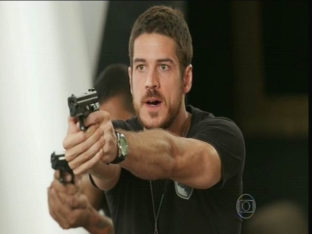 Dante (Marco Pigossi) atira contra Zé Maria (Tony Ramos) na festa de casamento - Reprodução/TV Globo