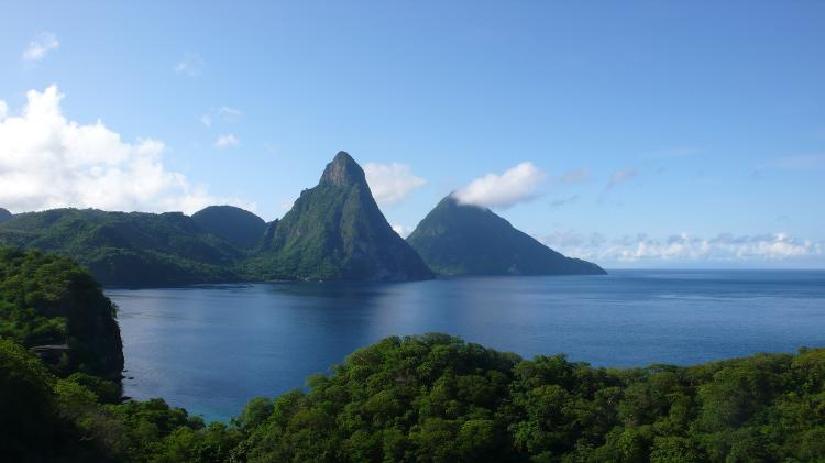 Cartão-postal de Santa Lúcia e Patrimônio Mundial da Humanidade, segundo a Unesco, as montanhas Piton (Gros Piton e Petit Piton) são, na verdade, dois pináculos de um sistema vulcânico submerso e profundo - Daniel Nunes - Daniel Nunes